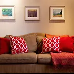 Trendy Two Bed Apartment With Private Garden
